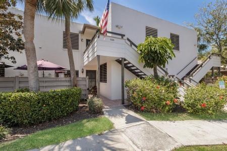 536 LAKESIDE DRIVE