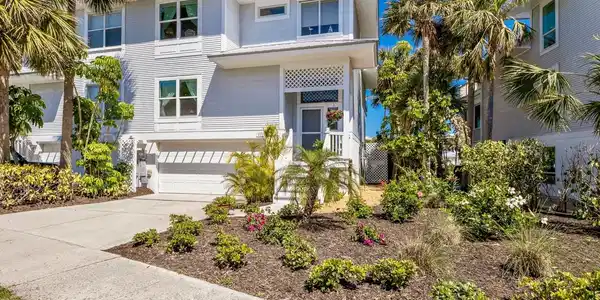 815 S HARBOR DRIVE