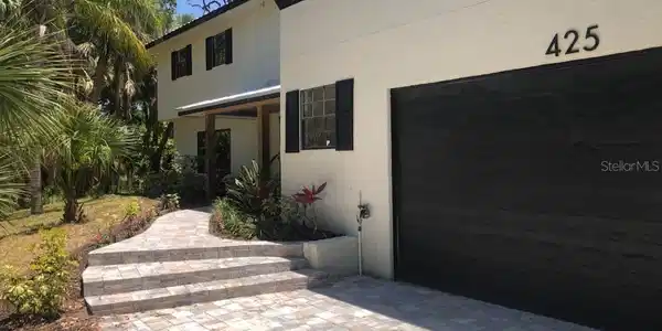 425 LAUREL ROAD W