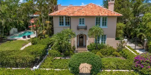 136 W DAVIS BOULEVARD