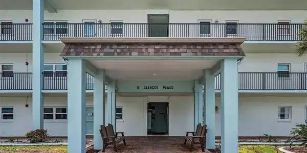 8 GLENCOE PLACE