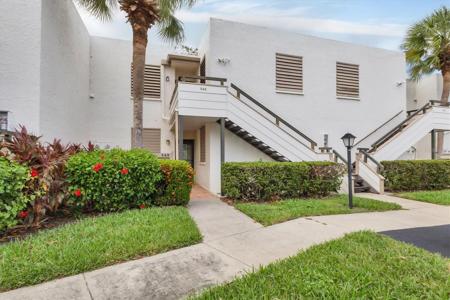 542 LAKESIDE DRIVE