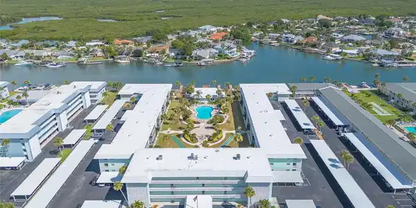 325 N CAUSEWAY