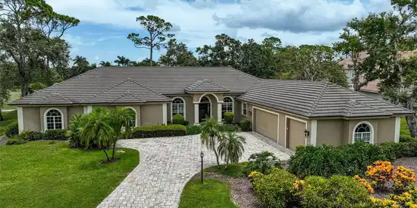 852 MACEWEN DRIVE