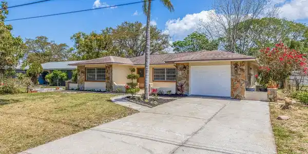 834 RIVERSIDE DRIVE