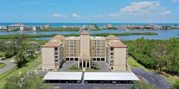 9000 COMMODORE DRIVE
