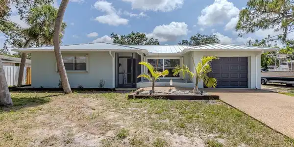 2020 E CREST DRIVE