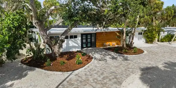 4879 COMMONWEALTH DRIVE