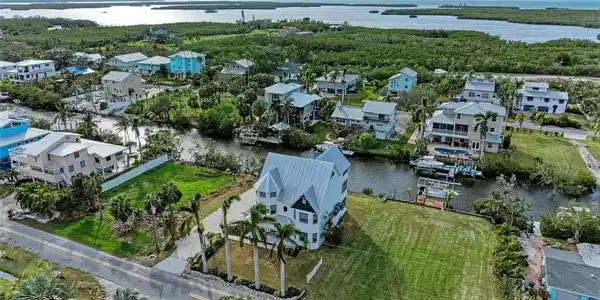 1825 BAYSHORE DRIVE