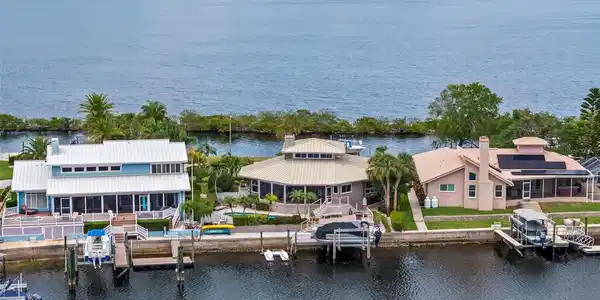 5782 WESTSHORE DRIVE