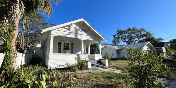 1105 W DE LEON STREET