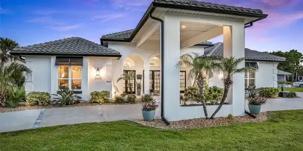 33 CRYSTAL BAY COURT