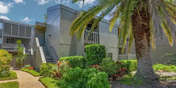 207 WOODLAND DRIVE