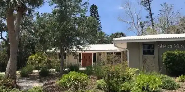 640 VENICE LANE