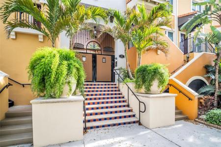 200 4TH AVENUE S