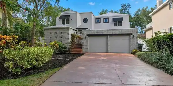 2713 CHAMBRAY LANE