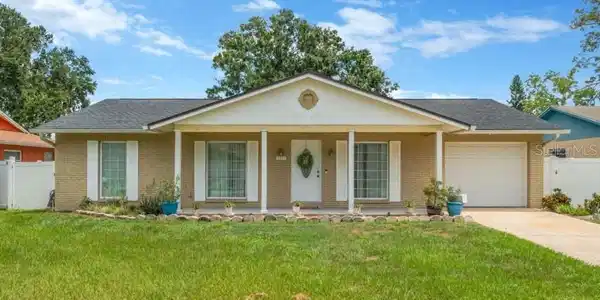 7217 CREEKWOOD COURT