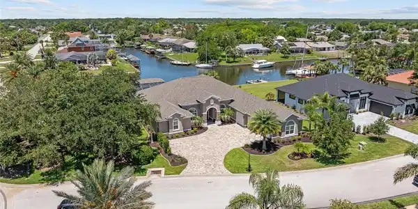 4 OLD OAK DRIVE N