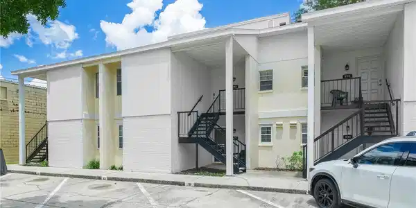 3811 N OAK DRIVE