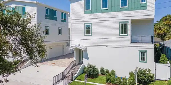 407 S ALBANY AVENUE