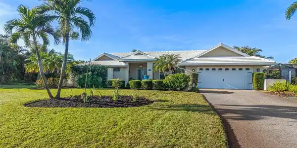 348 RED ASH CIRCLE
