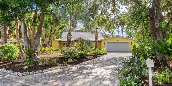 5215 CAPE LEYTE DRIVE