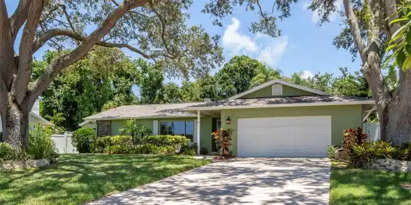 8135 BAYSHORE DRIVE