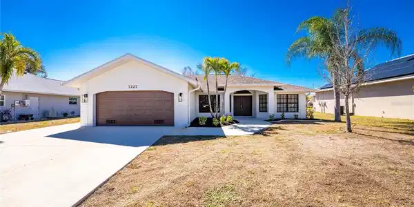7227 N PLUM TREE