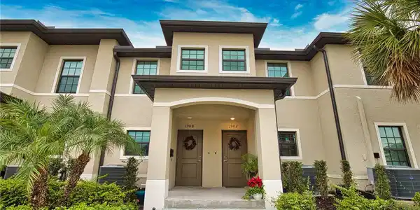 1902 VISTA LANDINGS COURT