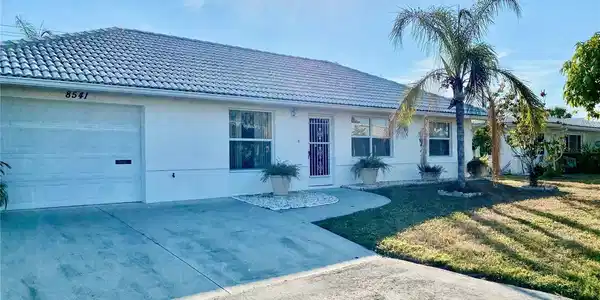 8541 REGENCY COURT