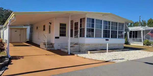 585 SKY HARBOR DRIVE