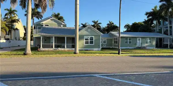 621 or 625 W RETTA ESPLANADE