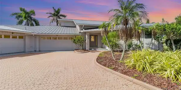 1520 COLUMBIAN DRIVE