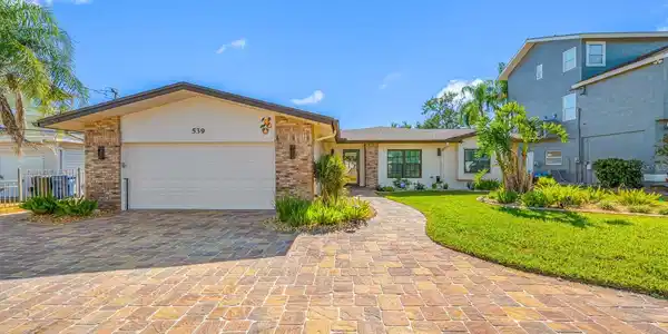 539 BAYWOOD DRIVE S