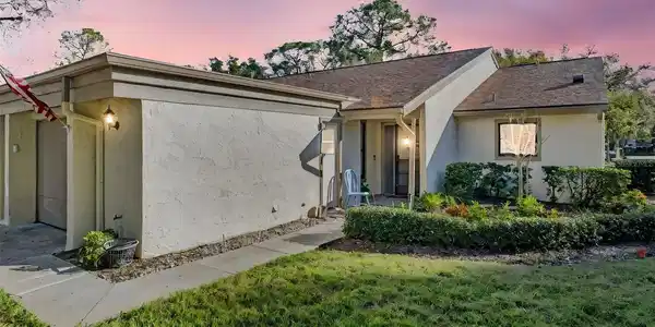 2504 OAK CIRCLE