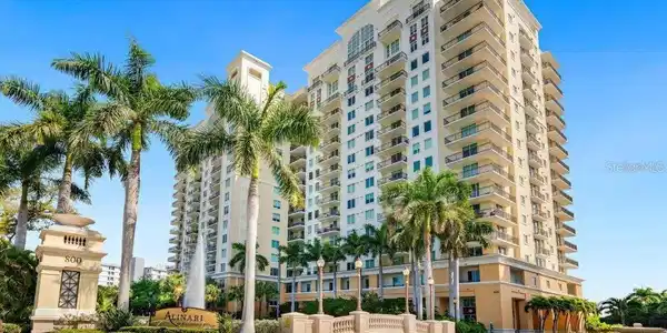 800 N TAMIAMI TRAIL