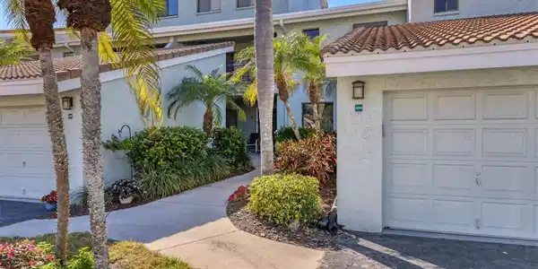 600 CARRIAGE HOUSE LANE
