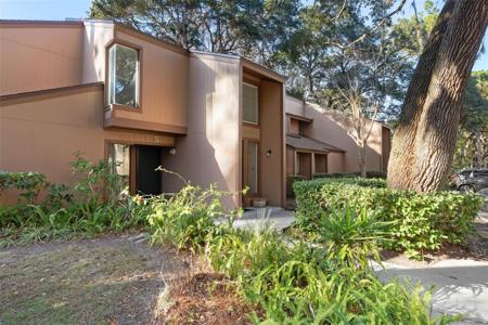 6 GREENBRIAR COURT