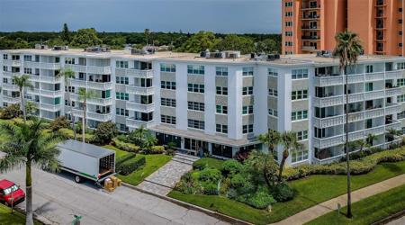 1100 N SHORE DRIVE NE
