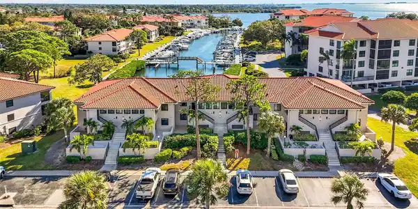 1805 MARINER DRIVE
