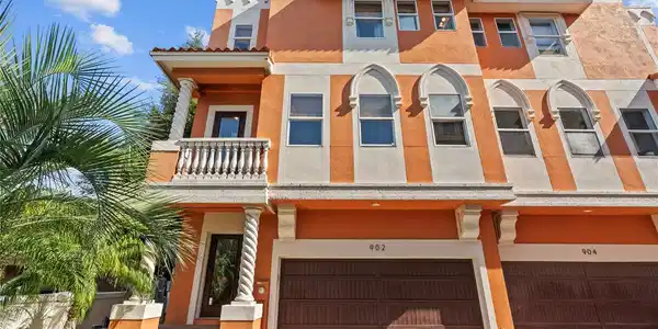 902 VILLA VENICIA WAY
