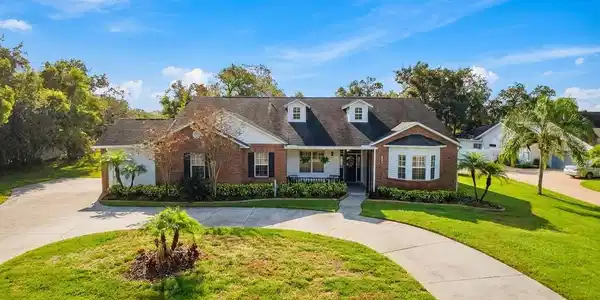 8805 CROSSWOOD COURT