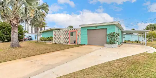 120 VENETIAN WAY