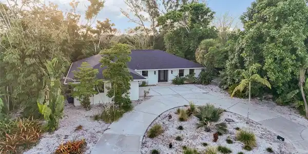 635 TROPICAL CIRCLE