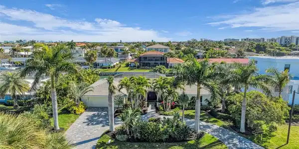 520 GOLF LINKS LANE