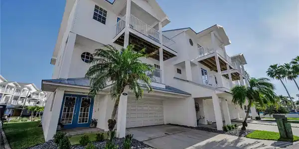 106 YACHT CLUB CIRCLE