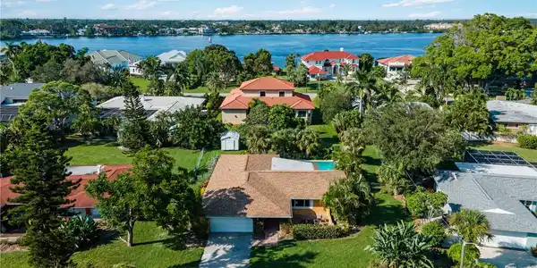 424 BAYCREST DRIVE