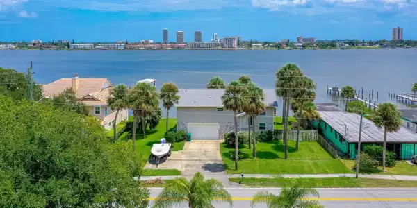 1633 RIVERSIDE DRIVE