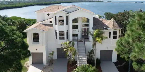 1661 SEA BREEZE DRIVE