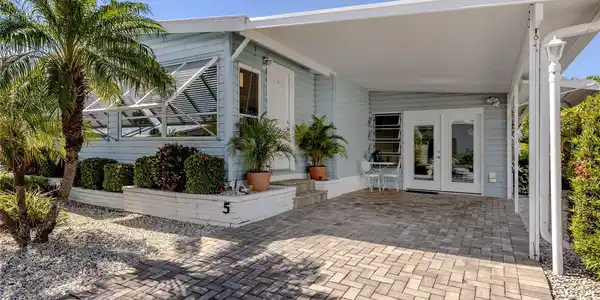 5 N ESPLANADE STREET